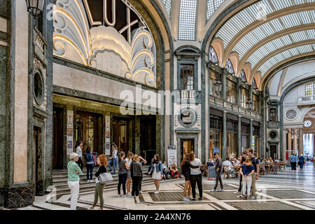 Il Lux cinema all'interno della Galleria San Federico , un art deco soffitto di vetro arcade nel cuore di Torino, Italia