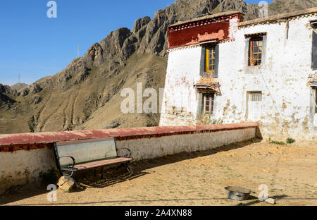 Un banco di lavoro attende un cercatore di solitudine presso il monastero di Drepung a Lhasa, in Tibet. Foto Stock