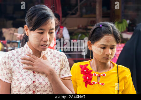 Mae Sot, Tailandia - 3 Maggio 2019: le donne birmane shopping sul mercato. Il mercato di mattina è aperto ogni giorno. Foto Stock