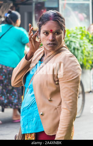 Mae Sot, Tailandia - 3 Maggio 2019: Burmese donna shopping sul mercato. Il mercato di mattina è aperto ogni giorno. Foto Stock