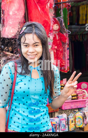 Mae Sot, Tailandia - 3 Maggio 2019: Ritratto di sorridente ragazza birmano in sul mercato. Il mercato di mattina è aperto ogni giorno. Foto Stock