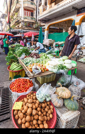 Mae Sot, Tailandia - 3 Maggio 2019: bancarelle in attesa per il business.Il mercato di mattina è aperto ogni giorno. Foto Stock