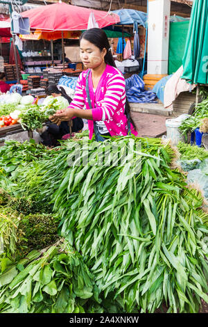 Mae Sot, Tailandia - 3 Maggio 2019: Donna vendita di ortaggi da uno stallo. Il mercato di mattina è aperto ogni giorno. Foto Stock