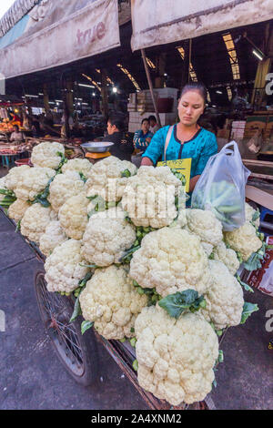 Mae Sot, Tailandia - 3 Maggio 2019: Donna vendita di cavolfiori da un carrello. Il mercato di mattina è aperto ogni giorno. Foto Stock