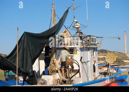 Le persone e le barche a Malta Foto Stock