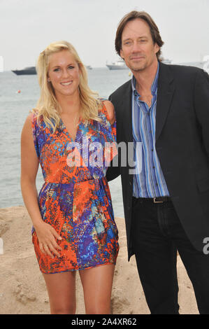 CANNES, Francia. 13 maggio 2011: surfista Bethany Hamilton & Kevin Sorbo sulla spiaggia a Cannes per promuovere il loro nuovo film 'Soul Surfer" al sessantaquattresimo Festival de Cannes. Il filmato è di circa la vera storia di Betania, che ha perso il suo braccio in un attacco di squalo quando era 14 e come ha superato le probabilità di diventare un nuovo campione. © 2011 Paul Smith / Featureflash Foto Stock