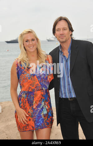 CANNES, Francia. 13 maggio 2011: surfista Bethany Hamilton & Kevin Sorbo sulla spiaggia a Cannes per promuovere il loro nuovo film 'Soul Surfer" al sessantaquattresimo Festival de Cannes. Il filmato è di circa la vera storia di Betania, che ha perso il suo braccio in un attacco di squalo quando era 14 e come ha superato le probabilità di diventare un nuovo campione. © 2011 Paul Smith / Featureflash Foto Stock