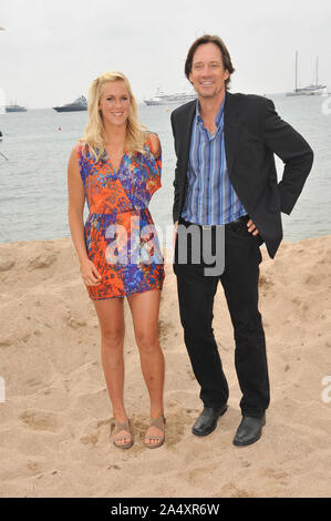 CANNES, Francia. 13 maggio 2011: surfista Bethany Hamilton & Kevin Sorbo sulla spiaggia a Cannes per promuovere il loro nuovo film 'Soul Surfer" al sessantaquattresimo Festival de Cannes. Il filmato è di circa la vera storia di Betania, che ha perso il suo braccio in un attacco di squalo quando era 14 e come ha superato le probabilità di diventare un nuovo campione. © 2011 Paul Smith / Featureflash Foto Stock