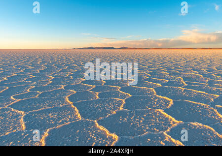 Esagonale formazioni di sale al tramonto nel sale di Uyuni deserto piano (Salar de Uyuni), Bolivia. Foto Stock