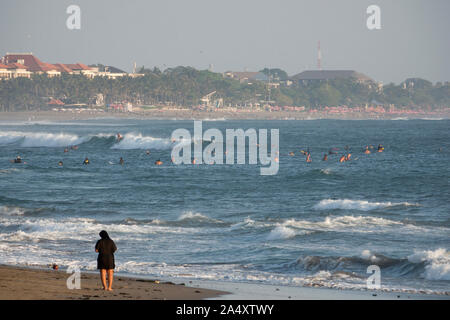 Surfers surf onde in Seminyak Bali Foto Stock