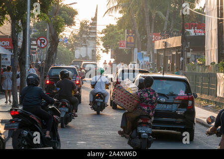 Il traffico su Jalan Pantai Kuta in Kuta Beach, Bali, Indonesia Foto Stock