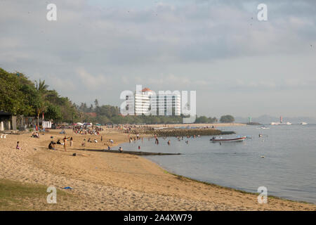 I turisti in relax sulla spiaggia di Sanur, Bali Foto Stock