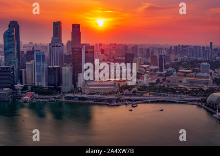 Il centro di Singapore al tramonto. Vista dalla parte superiore della Marina Bay Sands Hotel di Singapore. Foto Stock