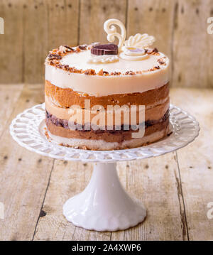 Layered piecaken dessert su stand - torta di zucca, caramello e mousse di latte Foto Stock