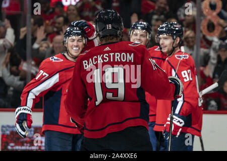 Washington, Stati Uniti. Xvi oct, 2019. Washington centro capitelli Nicklas Backstrom (19) festeggia con i compagni di squadra dopo il punteggio durante il secondo periodo in capitale una Arena in Washington, DC su Mercoledì, 16 ottobre 2019. I capitelli ospitano il Toronto Maple Leafs per avviare un gioco 3 home stand stasera. Foto di Alex Edelman/UPI Credito: UPI/Alamy Live News Foto Stock