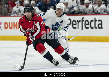 Washington, Stati Uniti. Xvi oct, 2019. Washington centro capitelli Nicklas Backstrom (19) dei pattini con il puck mentre difeso da Toronto Maple Leafs center Auston Matthews (34) durante il secondo periodo in capitale una Arena in Washington, DC su Mercoledì, 16 ottobre 2019. I capitelli ospitano il Toronto Maple Leafs per avviare un gioco 3 home stand stasera. Foto di Alex Edelman/UPI Credito: UPI/Alamy Live News Foto Stock