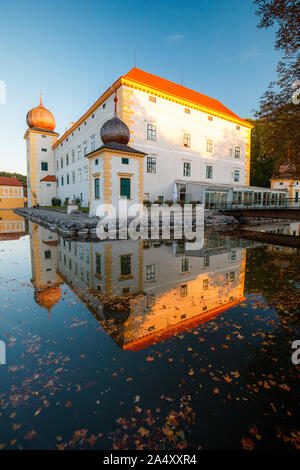 Kottingbrunn Castello con foglie di autunno nell'acqua Foto Stock