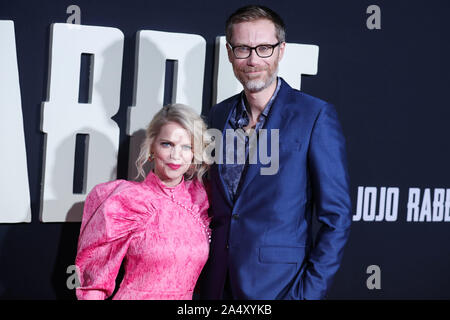 HOLLYWOOD e LOS ANGELES, CALIFORNIA, STATI UNITI D'America - 15 ottobre: Mircea Monroe e Stephen Merchant arrivare presso il Los Angeles Premiere di Fox Searchlight 'Coniglio Jojo" tenutasi presso la Hollywood American Legion Post 43 il 15 ottobre 2019 a Hollywood e Los Angeles, California, Stati Uniti. (Foto di David Acosta/Image Press Agency) Foto Stock