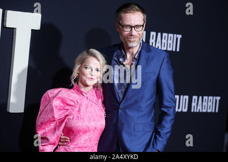 HOLLYWOOD e LOS ANGELES, CALIFORNIA, STATI UNITI D'America - 15 ottobre: Mircea Monroe e Stephen Merchant arrivare presso il Los Angeles Premiere di Fox Searchlight 'Coniglio Jojo" tenutasi presso la Hollywood American Legion Post 43 il 15 ottobre 2019 a Hollywood e Los Angeles, California, Stati Uniti. (Foto di David Acosta/Image Press Agency) Foto Stock