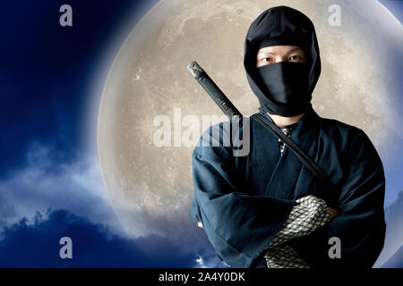 Giapponese Ninja con splende la luna piena Foto Stock