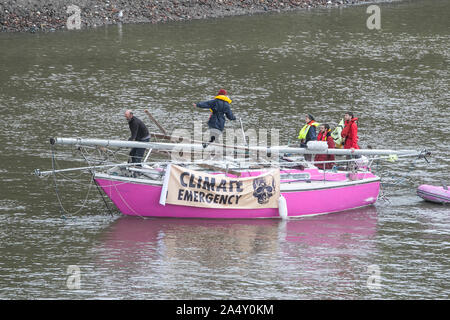 Londra, Regno Unito. Xvi oct, 2019. Un banner si blocca su una barca a vela con attivisti del clima dalla ribellione di estinzione sul Fiume Tamigi. Credito: SOPA Immagini limitata/Alamy Live News Foto Stock