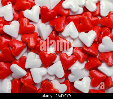 Il bianco e il rosso Valentino Candy cuori sfondo. Foto Stock
