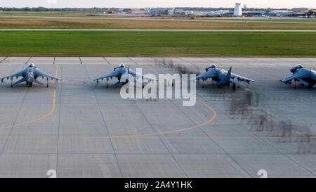 Marines da Marino squadrone di attacco 231 eseguire un oggetto estraneo di detriti prima di controllare i voli di addestramento con la 175Fighter Squadron, 114Fighter Wing del Sud Dakota Air National Guard at Joe Foss Campo, Sioux Falls, South Dakota, 6 ott. 2019. VMA-231 e il 114FW hanno partecipato ad una tre-giorni di esercizio consistente della simulazione di combattimento air-air e aria-terra di scioperi. VMA-231 è una parte di aeromobile Marine Group 14, 2° velivolo marino ala. (U.S. Marine Corps photo by Lance Cpl. Gavin Umboh) Foto Stock