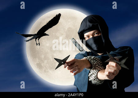 Giapponese Ninja con splende la luna piena Foto Stock