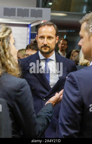 Francoforte, Germania. Xvi oct, 2019. Haakon, principe ereditario di Norvegia, è raffigurato alla Fiera del Libro di Francoforte. La 71th Frankfurt Book Fair 2019 è la più grande fiera del libro con più di 7.500 espositori e oltre 285.000 visitatori attesi. L ospite d onore per il 2019 Fiera è in Norvegia. (Foto di Michael Debets/Pacific Stampa) Credito: Pacific Press Agency/Alamy Live News Foto Stock