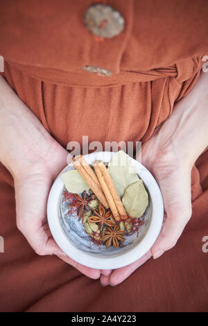 Ragazza con le spezie nel mortaio e pestello Foto Stock