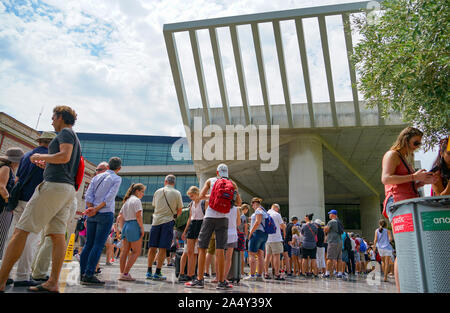 Atene Grecia Luglio 16 2019; persone schierate aspettando pazientemente il loro turno per acquistare biglietti di ingresso ad Atene Museo dell'Acropoli. Foto Stock