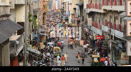 Vista aerea della vita quotidiana in Paharganj quartiere. Il Paharganj è noto come Shahganj o King's ganj. Foto Stock