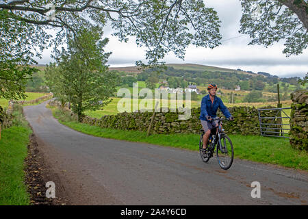 Escursioni in bicicletta attraverso Alston Moor, parte del Coast to Coast in bicicletta Foto Stock