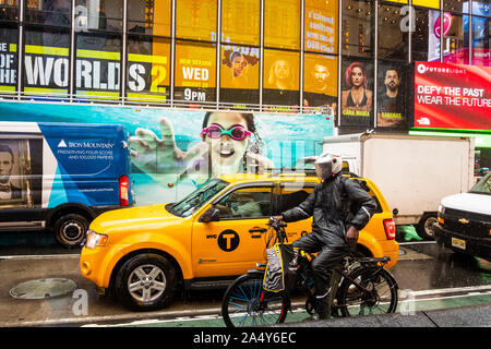 Giorno di pioggia, Times Square Manhattan, New York, Stati Uniti d'America Foto Stock