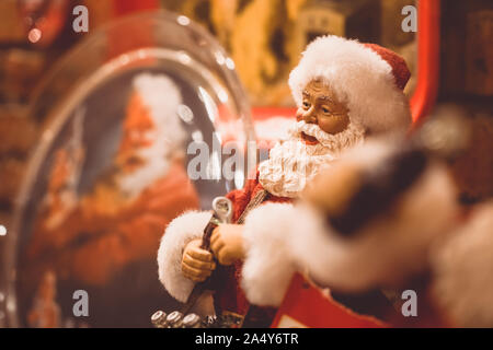 Buon Natale e felice anno nuovo sfondo. Chiudere l'immagine di Santa Claus bambola sul tempo di Natale vintage tono retrò. Foto Stock