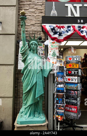 Negozio di articoli da regalo con la Statua della Libertà, Manhattan, New York, Stati Uniti d'America Foto Stock