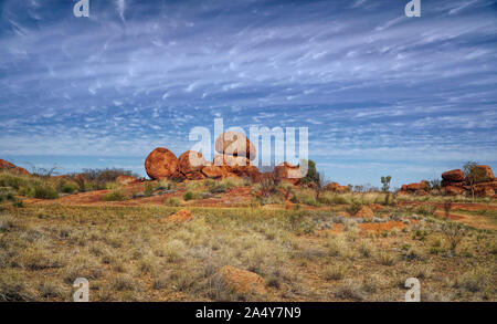 Il Devil's marmi sono nel Territorio del Nord circa 105 km a sud di Tennant Creek Australia. Foto scattata sul 4/6/2019 Foto Stock