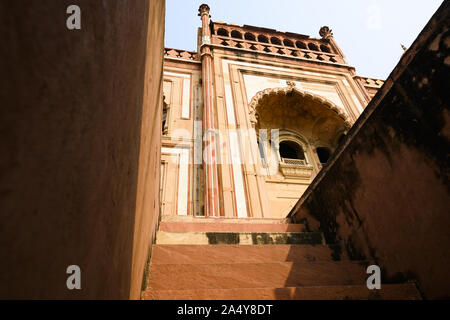 Splendida vista della tomba di Safdarjung con la sua conformazione a cupola e ad arco rosso marrone e bianco di strutture colorate. Foto Stock