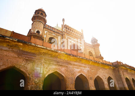 Splendida vista della tomba di Safdarjung con la sua conformazione a cupola e ad arco rosso marrone e bianco di strutture colorate. Foto Stock