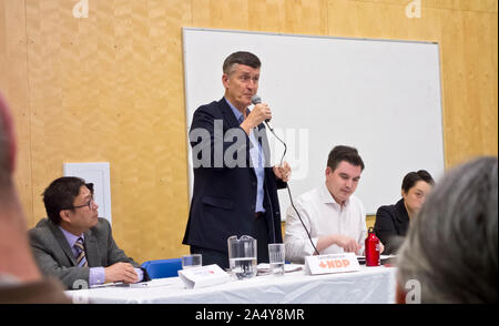 Burnaby, BC, Canada, 16 Ottobre 2019: Nuovo partito democratico (NDP) candidate Svend Robinson parla di un tutti i candidati riuniti in Nord Burnaby. Gli altri candidati in esecuzione per elezione in Burnaby North-Seymour equitazione federale che erano presenti sono (L-R) Rocky Dong (Gruppo del Partito Popolare del Canada), incombente Terry faggio (Partito Liberale), e Amita Kuttner (Verdi). Foto Stock