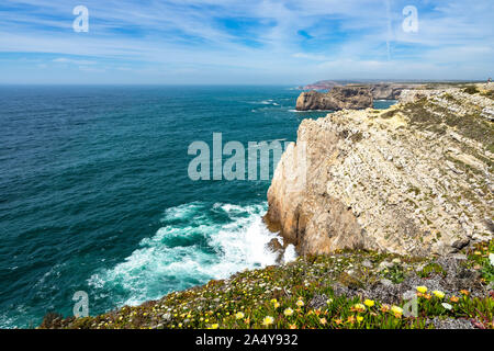 Spettacolari scogliere che si affacciano sull'Oceano Atlantico a Cabo de Sao Vicente(Capo San Vincenzo) il punto southwesternmost del Portogallo, Algarve Foto Stock