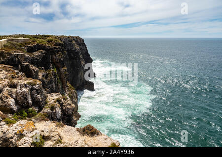 Spettacolari scogliere che si affacciano sull'Oceano Atlantico a Cape Sagres Algarve Foto Stock