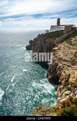 La Scenic Faro sulla scogliera di Cabo de Sao Vicente(Capo San Vincenzo affacciato sull'oceano Atalntic al punto southwesternmost del Portogallo, Foto Stock