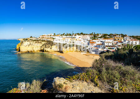 Vista di Carvoeiro, un grazioso villaggio vacanze con una bella spiaggia di sabbia, Algarve, PORTOGALLO Foto Stock