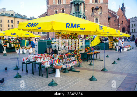 Negozio di fiori in vendita per i turisti si trova al centro della piazza principale nella Citta' Vecchia di Cracovia area, Polonia Foto Stock