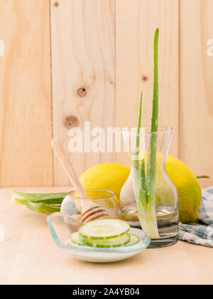 Natural Spa ingredienti , cetriolo prodotti naturali fatti in casa toner facciale. Foto Stock