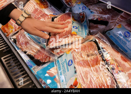 Movimento della donna acquisto di grande valore all'interno di pancetta Walmart store Foto Stock