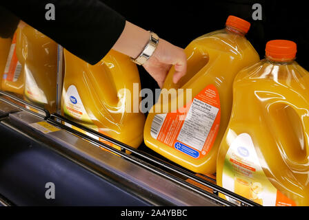 Movimento della donna acquisto di grande valore di succo d'arancia all'interno Walmart store Foto Stock