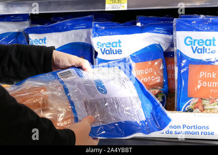 Movimento della donna acquisto di grande valore bianco all'interno di gamberetti Walmart store Foto Stock