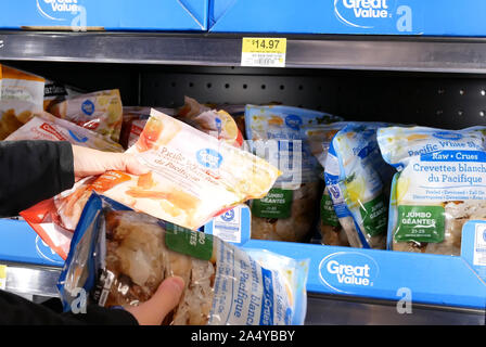 Movimento della donna acquisto di grande valore bianco all'interno di gamberetti Walmart store Foto Stock